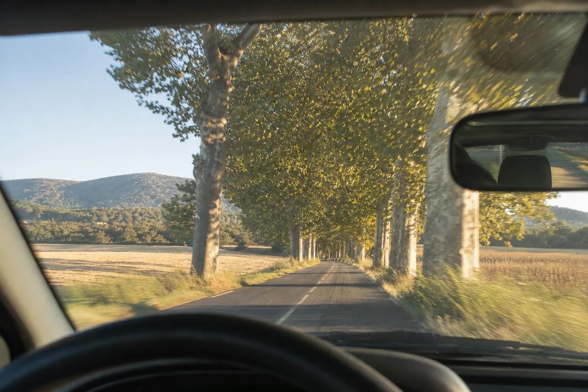 Route de campagne française vue à travers le pare-brise d&rsquo;une voiture en mouvement