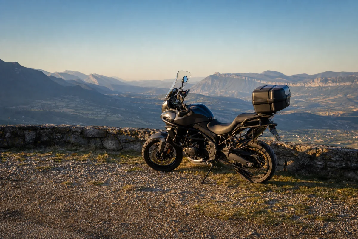 Maxi-trail routier stationné sur une aire de repos de montagne en France